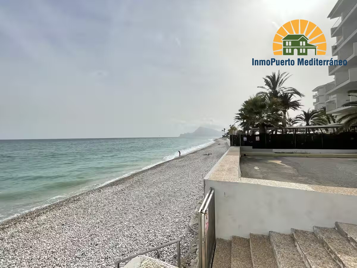 Apto. primera línea acceso directo playa Cap Negret