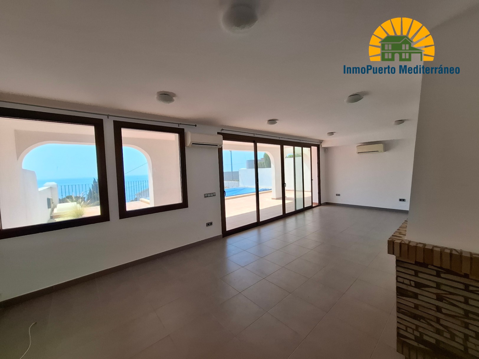 Bungalow con piscina y vistas al mar y al Peñón de Ifach