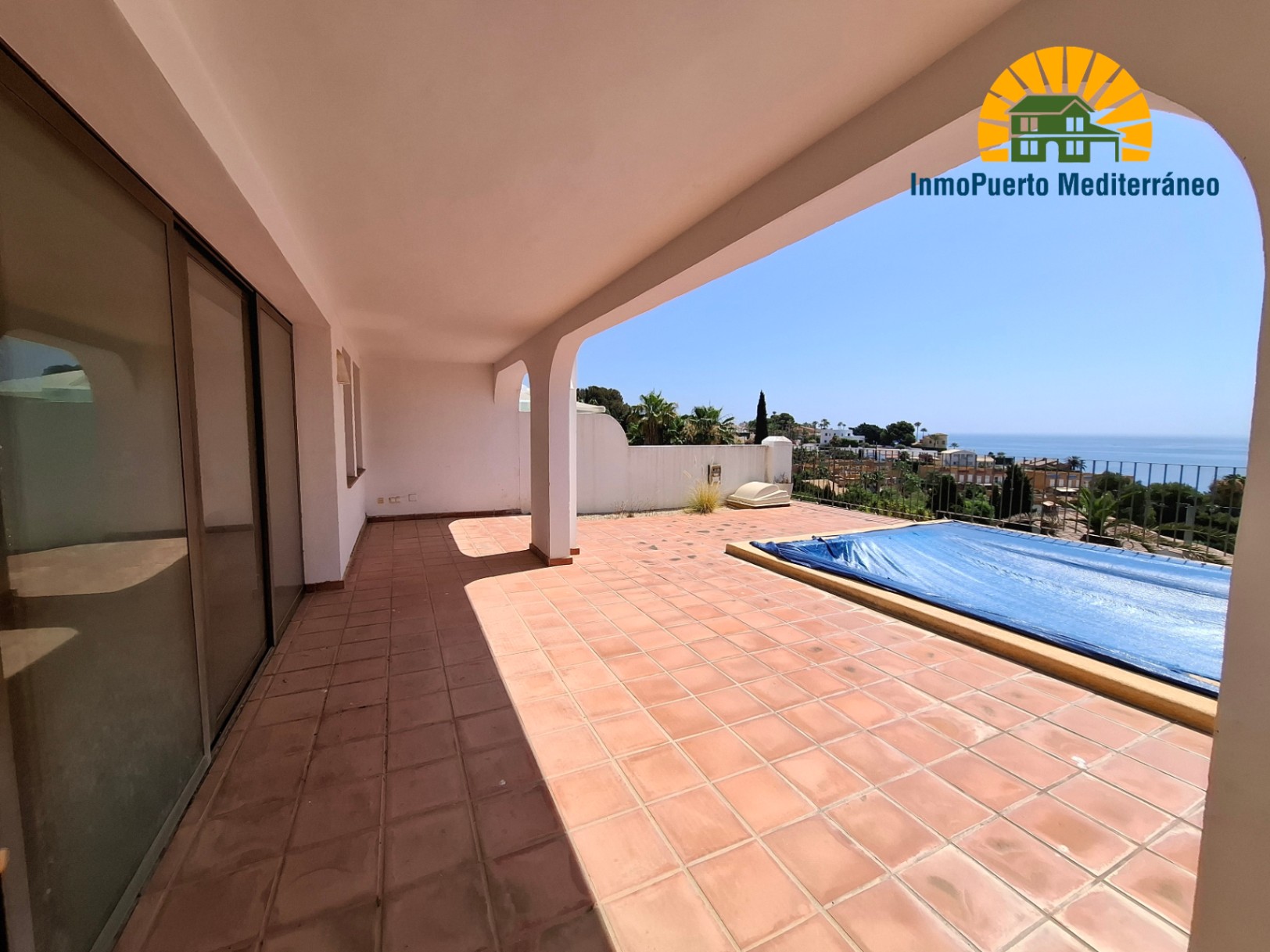 Bungalow con piscina y vistas al mar y al Peñón de Ifach