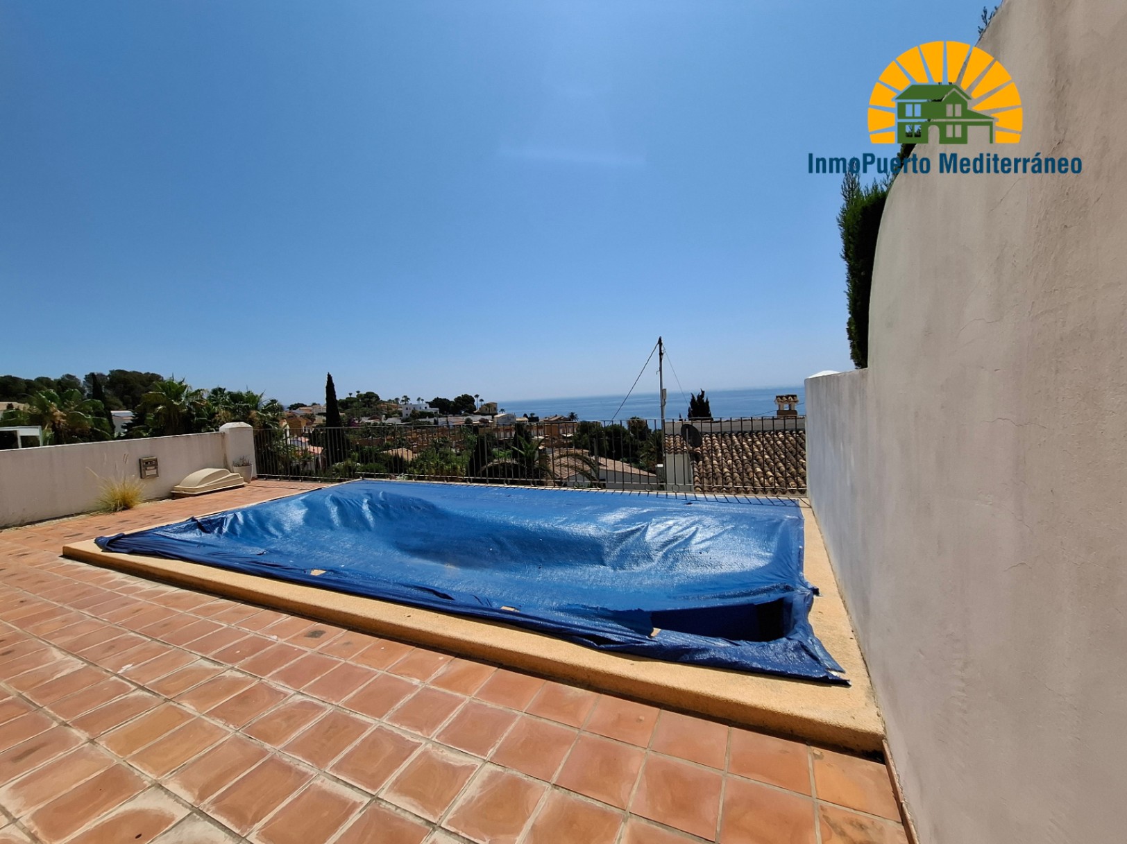 Bungalow con piscina y vistas al mar y al Peñón de Ifach