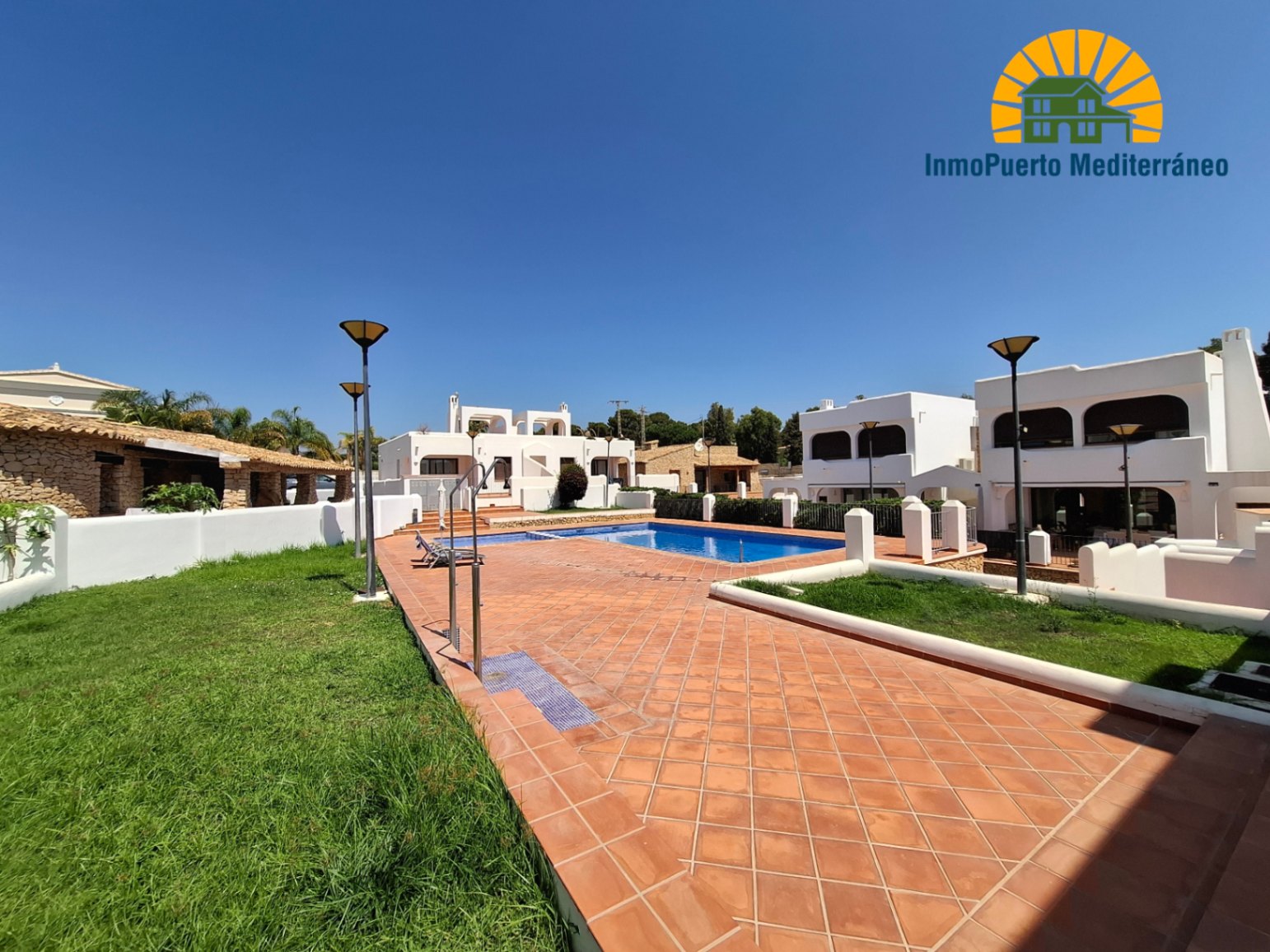 Bungalow con piscina y vistas al mar y al Peñón de Ifach