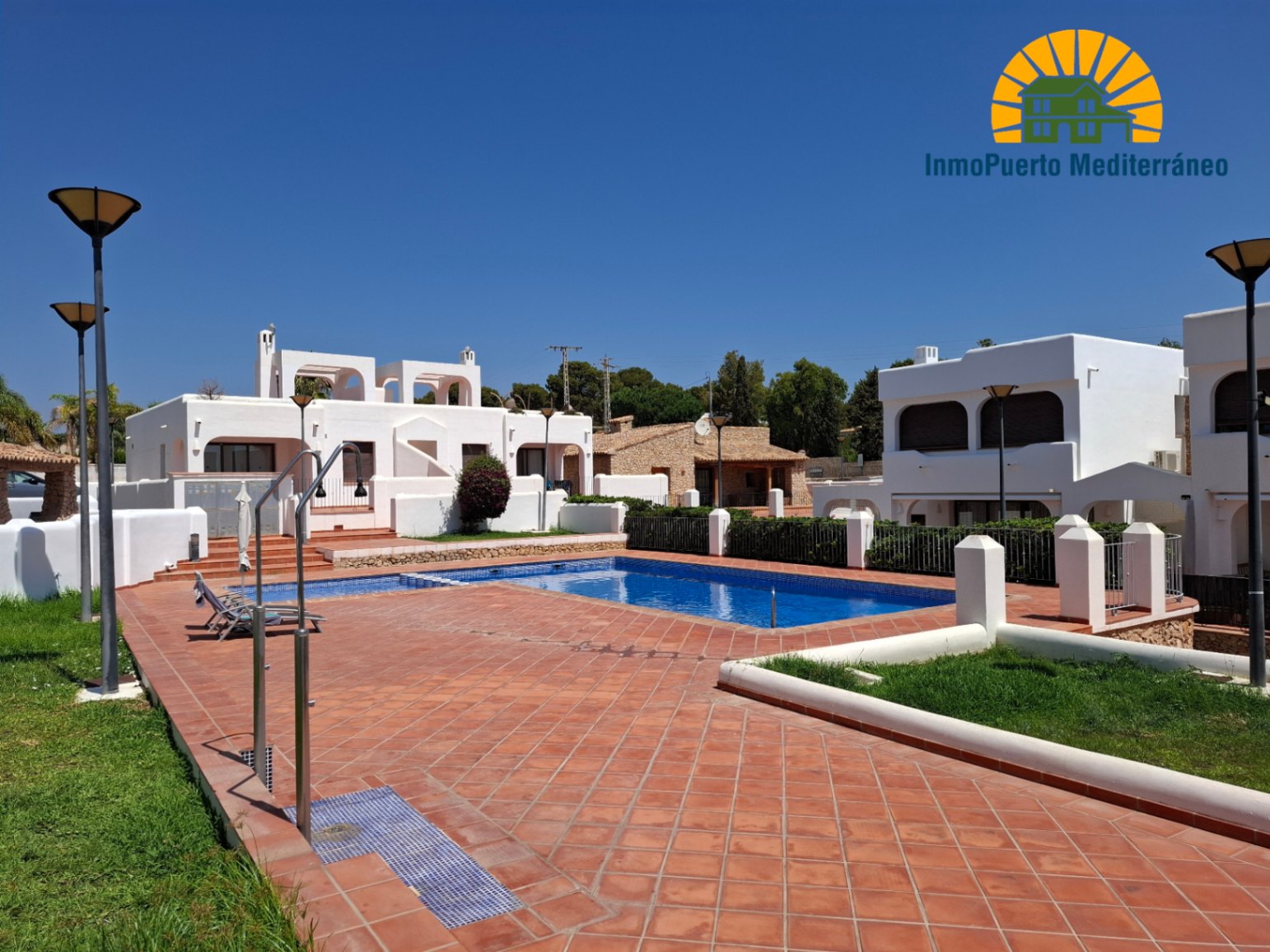 Bungalow con piscina y vistas al mar y al Peñón de Ifach
