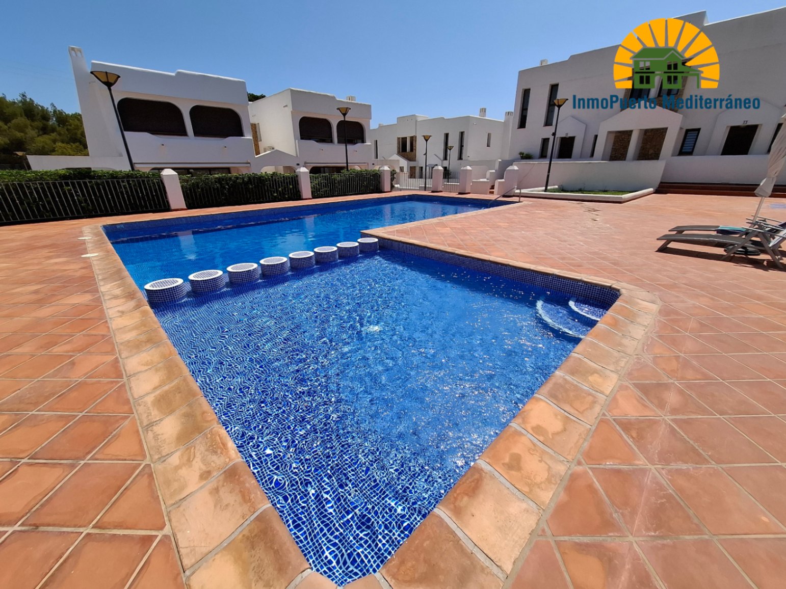 Bungalow con piscina y vistas al mar y al Peñón de Ifach